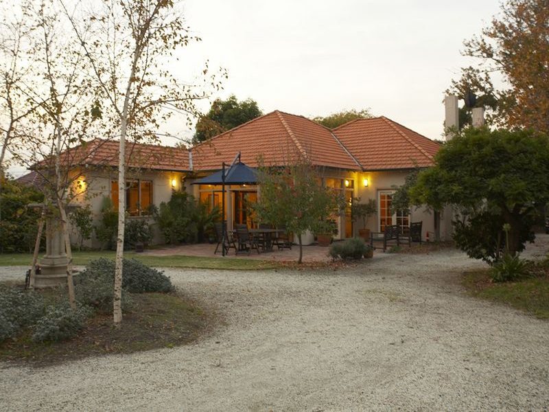 RARE PERIOD HOME ON A MASSIVE 1523SQM BLOCK Picture 1