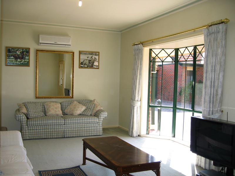 OUTSTANDING OPPORTUNITY AND LOCATION! Picture 3