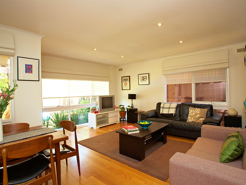 IMMACULATE HOME WITH LANDSCAPED GARDENS Picture 1