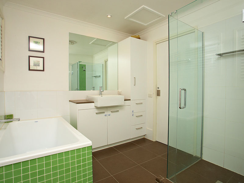 IMMACULATE HOME WITH LANDSCAPED GARDENS Picture 2