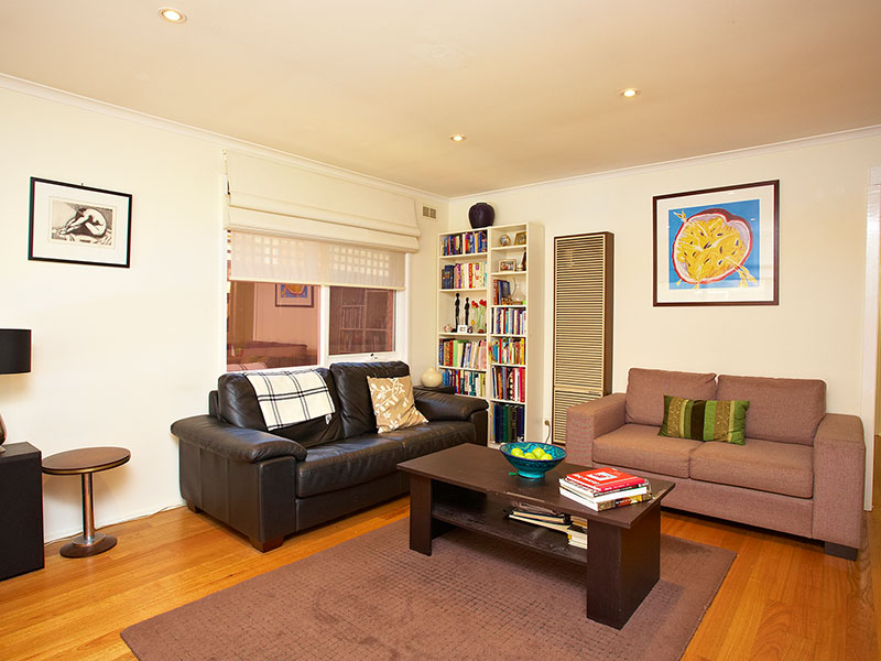 IMMACULATE HOME WITH LANDSCAPED GARDENS Picture 3