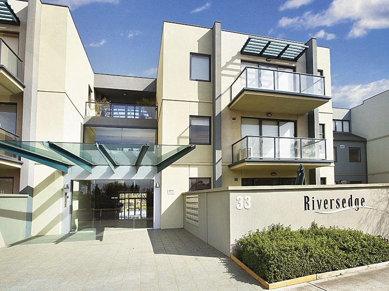 MODERN APARTMENT WITH HUGE COURTYARD Picture 1