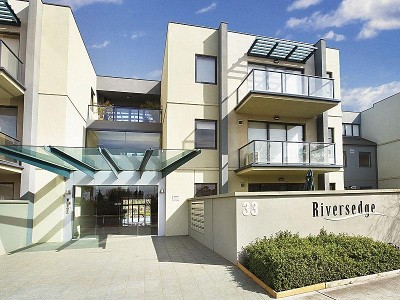MODERN APARTMENT WITH HUGE COURTYARD Picture MODERN APARTMENT WITH HUGE COURTYARD Picture