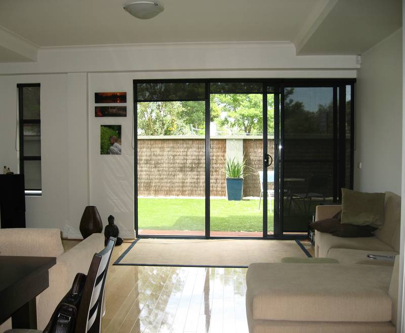 MODERN APARTMENT WITH HUGE COURTYARD Picture 3