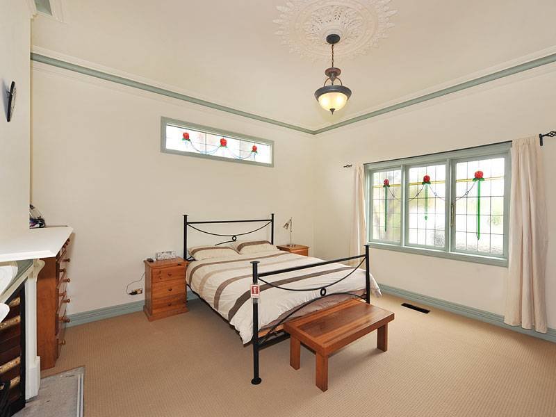 RENOVATED 3 BEDROOM ON CORNER BLOCK Picture 3