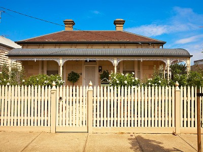 ELEGANT VICTORIAN WITH FULL SIDE DRIVE Picture