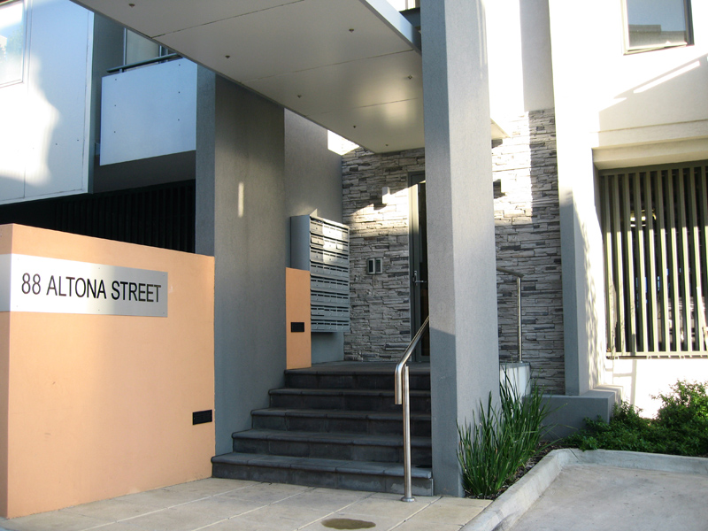 COSMOPOLITAN FLAIR AND LOCATION Picture 1