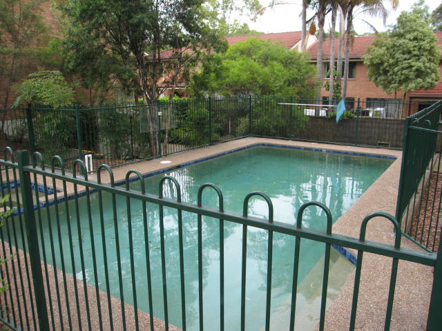 bright 2 bedroom duplex with swimming pool Picture 3