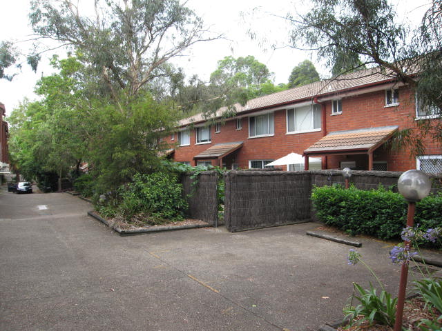 bright 2 bedroom duplex with swimming pool Picture 1