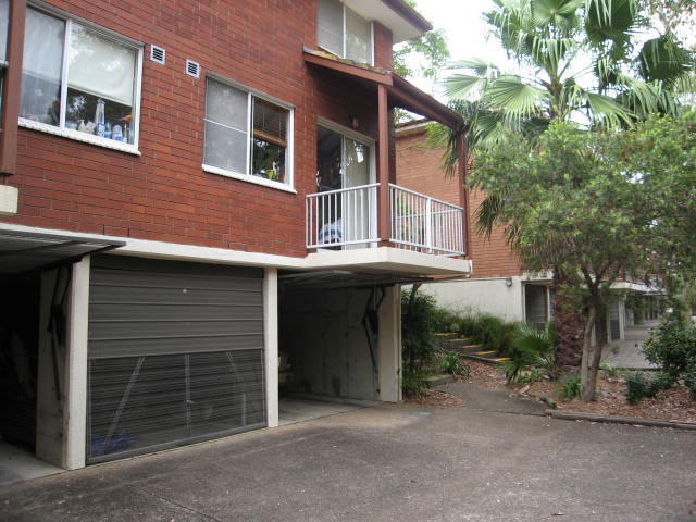 bright 2 bedroom duplex with swimming pool Picture 2