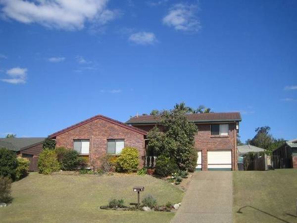 QUALITY HOME IN PREMIER LOCATION Picture 1