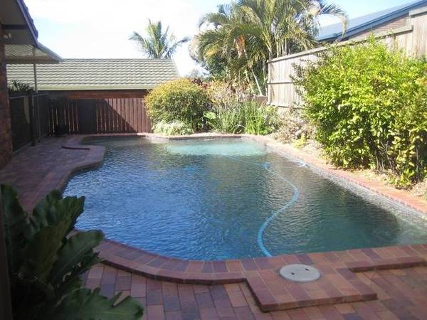 QUALITY HOME IN PREMIER LOCATION Picture 2