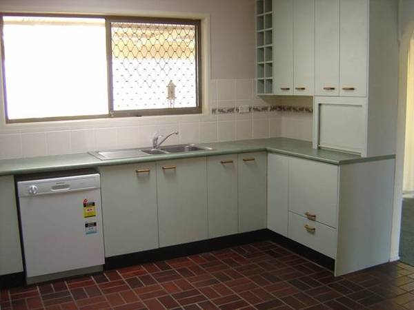 SUMMER IS JUST AROUND THE CORNER Picture 3