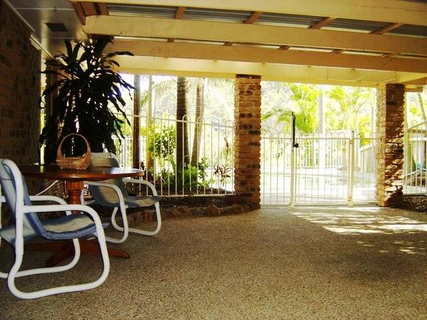 SPACIOUS LOWSET WITH POOL Picture 3