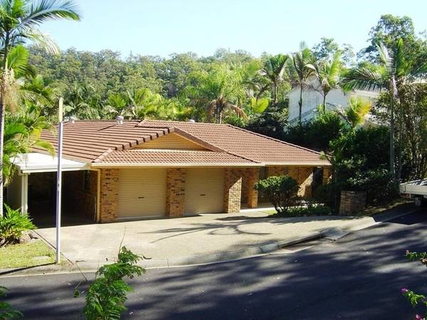 SPACIOUS LOWSET WITH POOL Picture 1