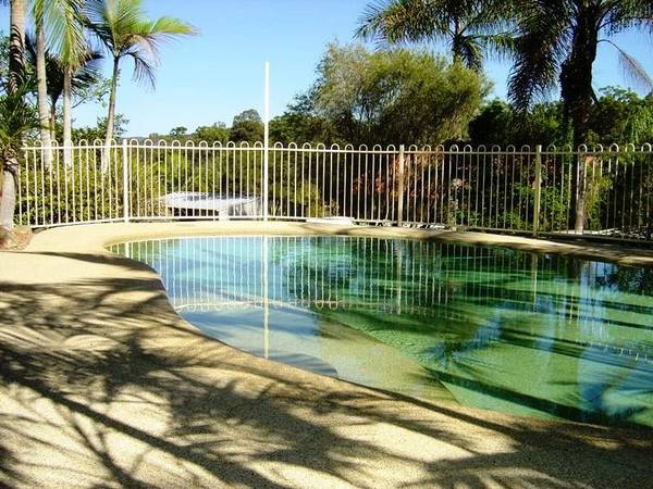 SPACIOUS LOWSET WITH POOL Picture 2