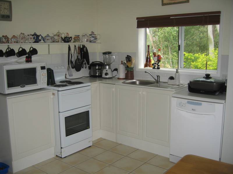 WHITSUNDAY WATER-FRONT Picture 3