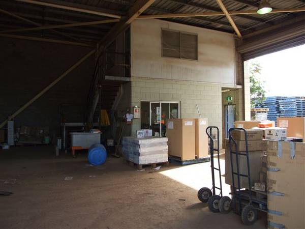 Commercial Warehouse to rent Picture 2