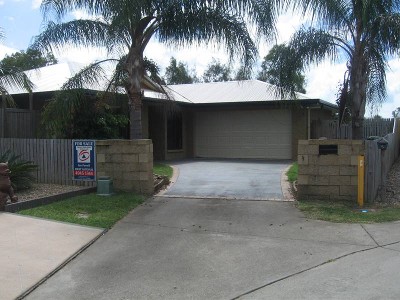 4 BEDROOM HOME IN CANNONVALE Picture