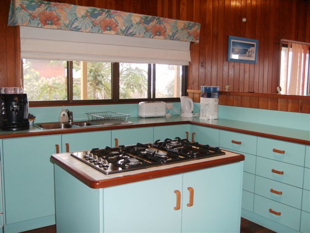 HIGH ON THE HILL WITH OCEAN VIEWS!!! Picture 3