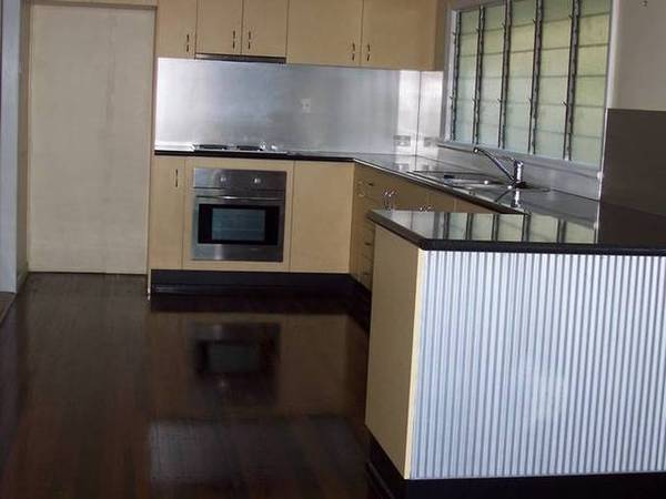 House For Rent Walking Distance to Shops & Schools Picture 1