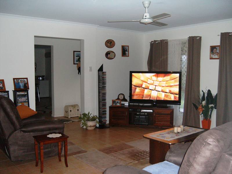 LARGE EXCUTIVE HOME ON ACREAGE, RURAL LIVING AT ITS BEST!! Picture 3