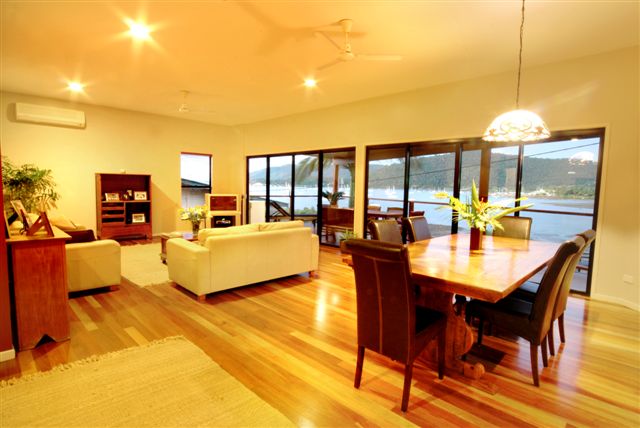 STUNNING WATERFRONT HOME WITH A LIFESTYLE Picture 2