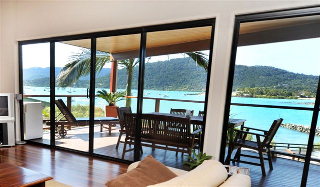 STUNNING WATERFRONT HOME WITH A LIFESTYLE Picture 3