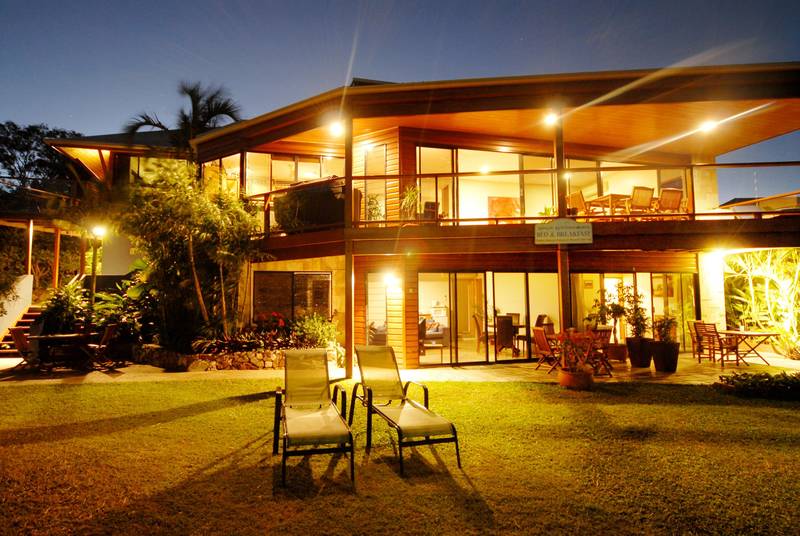 STUNNING WATERFRONT HOME WITH A LIFESTYLE Picture 1