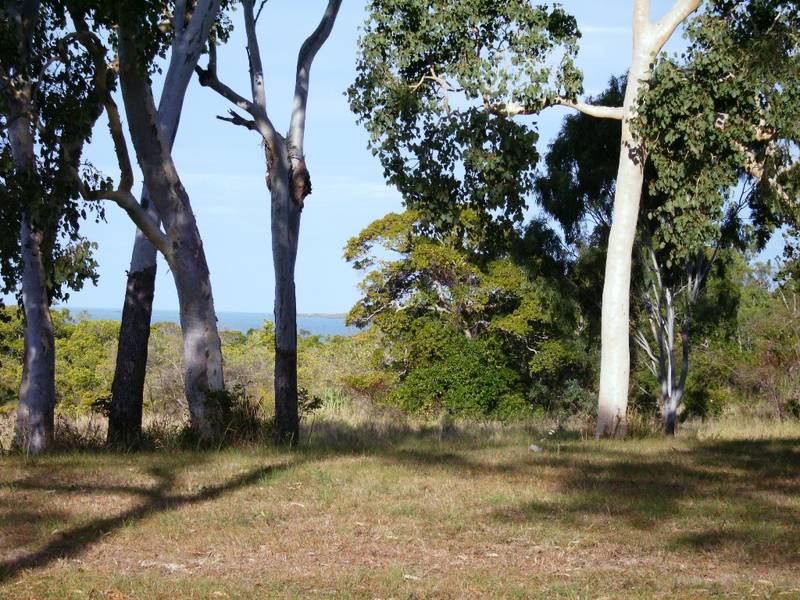 5 BEDROOM HOME, 8 ACRES, WATER FRONT Picture 2