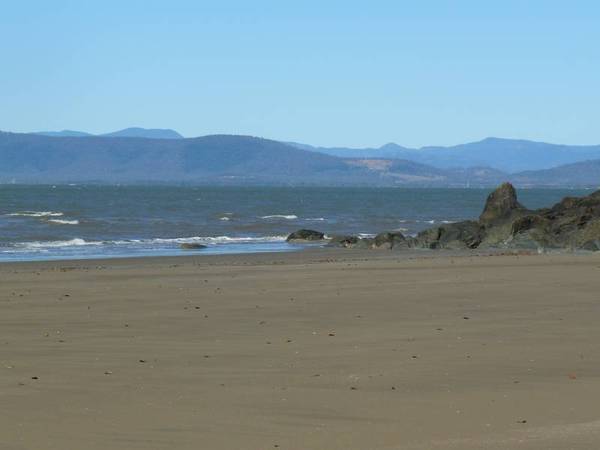 RIGHT ON THE BEACH Picture 3