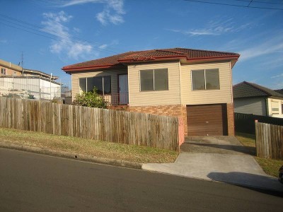 NEWLY RENOVATED & PAINTED 3 B/R HOME ON LARGE BLOCK Picture