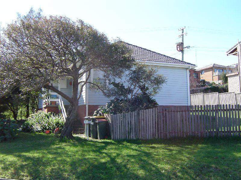 CHARMING, HUGE 3 BEDROOM HOME!! Picture 1