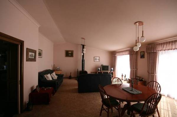 LARGE 4 BEDROOM HOME Picture 1