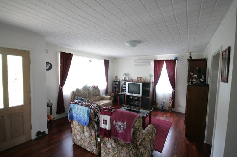BIG HOME, SMALL PRICE!! Picture 3