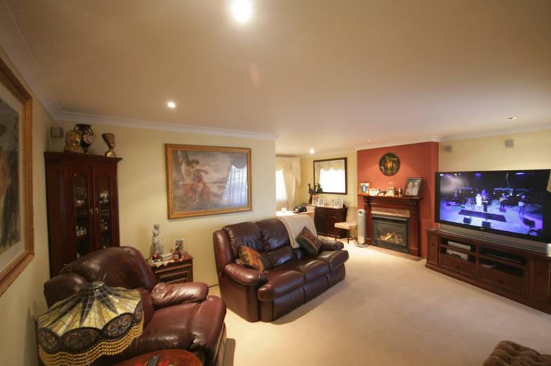 LOVELY 3 BEDROOM + HUGE RUMPUS!! Picture 1