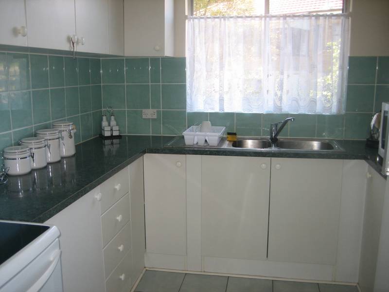 FULLY FURNISHED 2 bedroom top floor apartment in quiet block Picture 3