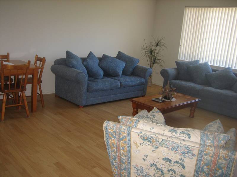 FULLY FURNISHED 2 bedroom top floor apartment in quiet block Picture 2