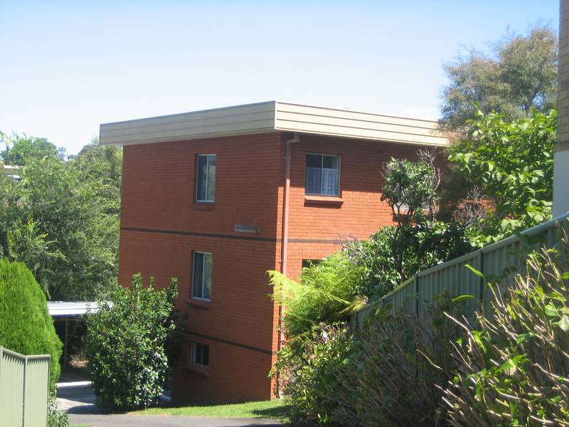 FULLY FURNISHED 2 bedroom top floor apartment in quiet block Picture 1