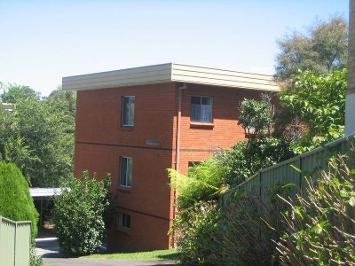 FULLY FURNISHED 2 bedroom top floor apartment in quiet block Picture