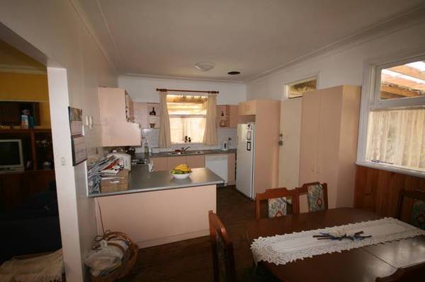 BARGAIN HUNTERS DELIGHT!! Picture 3