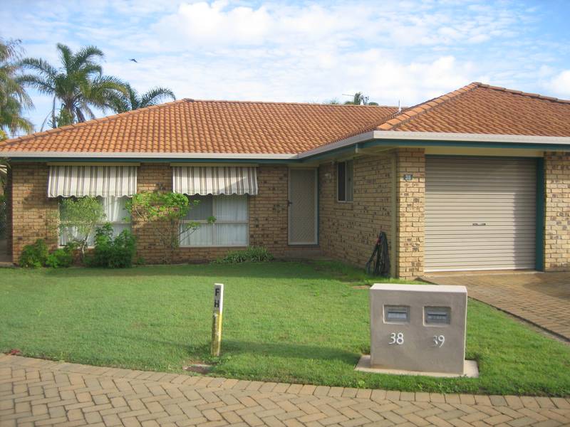 FULLY FURNISHED Just seconds stroll to the beach.... Picture 1