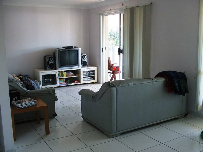 LARGE FAMILY LIVING Picture