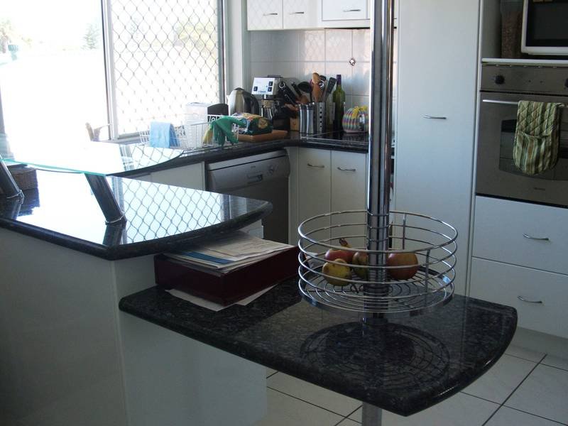 LARGE FAMILY LIVING Picture