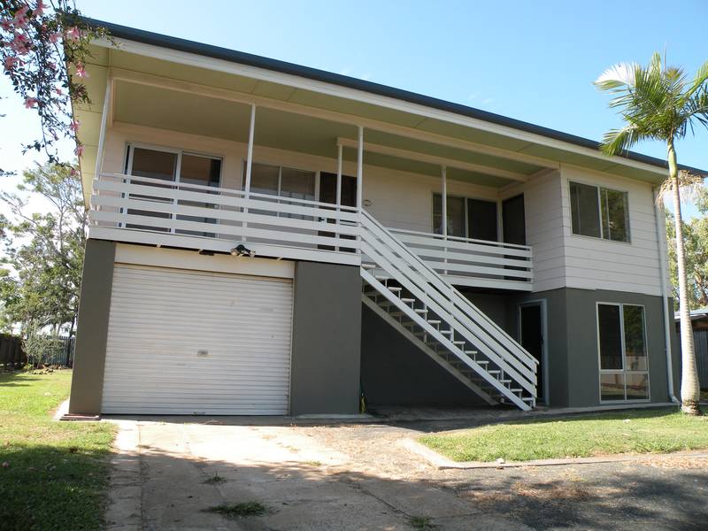 CONVENIENT LOCATION... walk to all amenities Picture 1