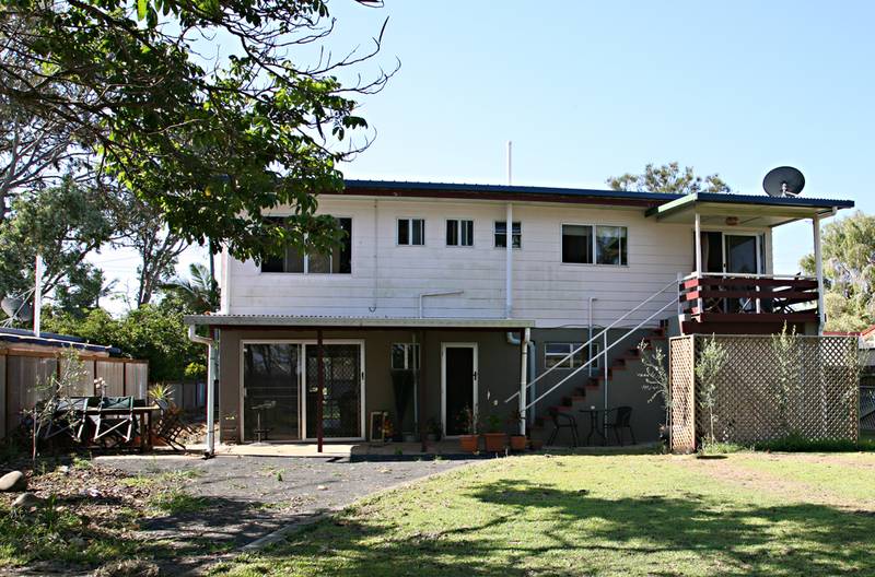 CONVENIENT LOCATION... walk to all amenities Picture 2