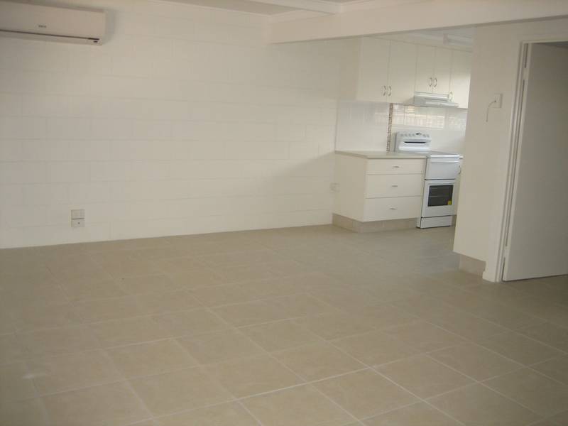 TWO BEDROOM UNIT - WALK TO BEACH Picture 3