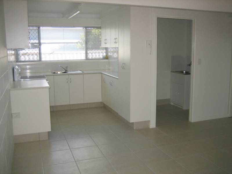 TWO BEDROOM UNIT - WALK TO BEACH Picture 2