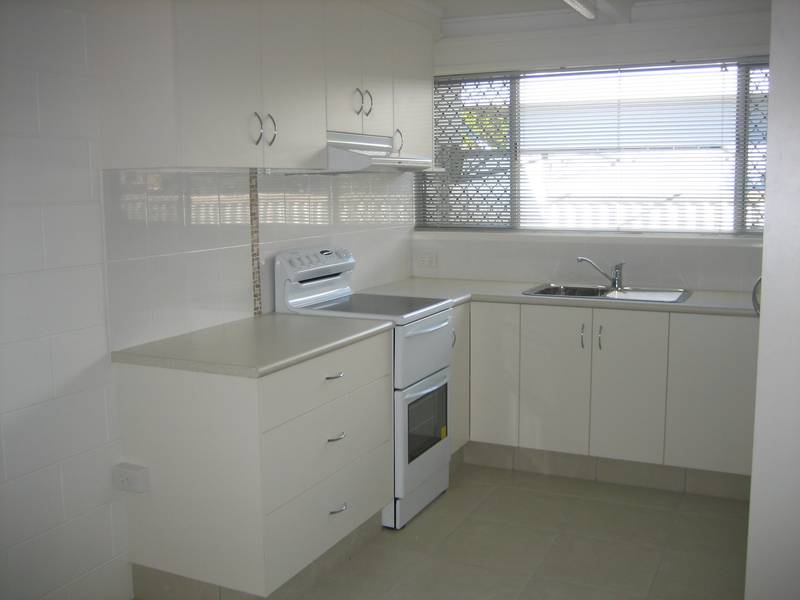 TWO BEDROOM UNIT - WALK TO BEACH Picture 1