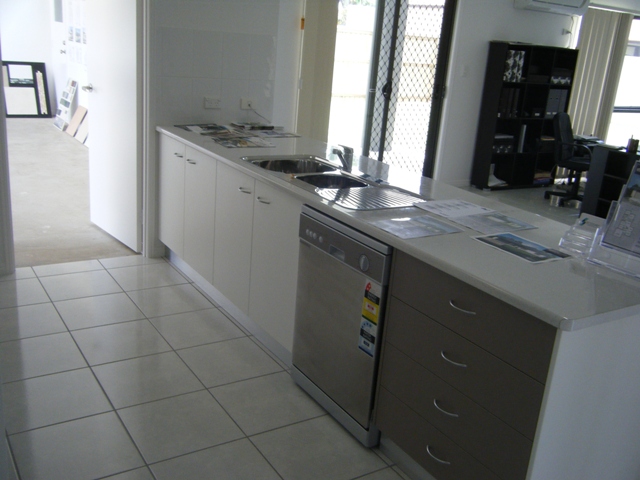 BRAND NEW DISPLAY HOME IN NEW ESTATE Picture 3